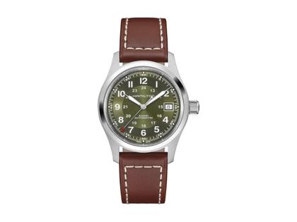Herrenuhren Uhr ohne Datum aus Edelstahl und Leder. Das Gehäuse ist rund und silber. Das Lederarmband ist braun. Das Zifferblatt ist arabisch und grün.