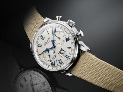 Glashütte Original Senator Chronograph Automatik Edelstahl 41mm weißes Zifferblatt beiges Textilband – Herrenuhren Chronograph aus Edelstahl. Das Gehäuse ist rund und silber. Das Textilarmband ist beige. Das Zifferblatt ist römisch Index und silber. – Ansicht 2