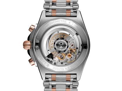Breitling Chronomat B01 42 Automatik Edelstahl blaues Zifferblatt Metallband – Herrenuhren Chronograph aus 750 Rotgold und Edelstahl. Das Gehäuse ist rund und silber-roségold. Das Edelstahlarmband ist silber-roségold. Das Zifferblatt ist ein Index in blau. – Ansicht 4