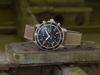 Sinn Spezialuhren 103 Ti Ar Automatik Edelstahl 41mm schwarzes Zifferblatt braunes Textilband – Herrenuhren Chronograph aus Titan. Das Gehäuse ist rund und silber. Das Textilarmband ist beige. Das Zifferblatt ist arabisch und schwarz. – Ansicht 4