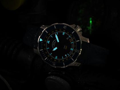 Mühle Glashütte Seebataillon GMT Automatik Titan 45mm blaues Zifferblatt blaues Kautschukband – Herrenuhren Uhr mit Datum aus Kautschuk und Titan. Das Gehäuse ist rund und silber. Das Kautschuk / Kunststoff / Silikon Armband ist blau. Das Zifferblatt ist ein Index in blau. – Ansicht 5