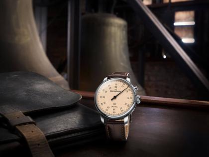 MeisterSinger Bell Hora Edelstahl beiges Zifferblatt braunes Lederband – Herrenuhren Uhr ohne Datum aus Edelstahl. Das Gehäuse ist rund und silber. Das Lederarmband ist braun. Das Zifferblatt ist arabisch und beige. – Ansicht 2