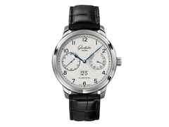 Glashütte Original Senator Observer Automatik Edelstahl 44mm silbernes Zifferblatt schwarzes Alligatorlederband – Herrenuhren Uhr mit Datum aus Edelstahl. Das Gehäuse ist rund und silber. Das Lederarmband Kroko / Alligator ist schwarz. Das Zifferblatt ist arabisch und silber.