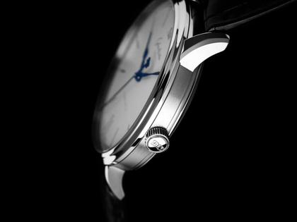 Glashütte Original Senator Excellence Automatik Edelstahl 40mm weißes ZIfferblatt schwarzes Lederband – Herrenuhren Uhr ohne Datum aus Edelstahl. Das Gehäuse ist rund und silber. Das Lederarmband Kroko / Alligator ist schwarz. Das Zifferblatt ist römisch Index und silber. – Ansicht 2