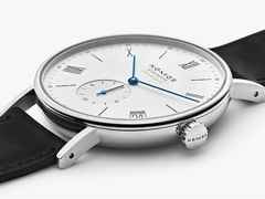 Nomos Glashütte Ludwig neomatik 41 Datum Automatik Edelstahl weißes Zifferblatt schwarzes Lederband – Herrenuhren Uhr mit Datum aus Edelstahl. Das Gehäuse ist rund und silber. Das Lederarmband ist schwarz. Das Zifferblatt ist arabisch Index und weiß. – Ansicht 4