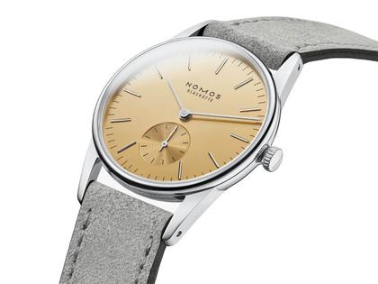 Nomos Glashütte Orion 33 Gold Handaufzug Edelstahl 33mm goldfarbenes Zifferblatt graues Lederband Glasboden – Damenuhren Uhr ohne Datum aus Edelstahl und Leder. Das Gehäuse ist rund und silber. Das Lederarmband ist beige. Das Zifferblatt ist ein Index in beige. – Ansicht 3