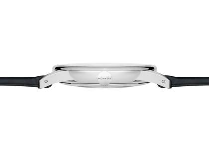 Nomos Glashütte Orion neomatik 41 Datum New Black Automatik Edelstahl schwarzes Zifferblatt schwarzes Lederband Glasboden – Herrenuhren Uhr mit Datum aus Edelstahl, Leder und rhodiniert. Das Gehäuse ist rund und silber. Das Lederarmband ist schwarz. Das Zifferblatt ist ein Index in schwarz. – Ansicht 3