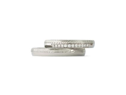 Wagebundt Joachim Bartz Trauringpaar Damaszenerstahl Platin mit Brillanten 0,170ct – Ringe Trauring mit Besatz in grau.