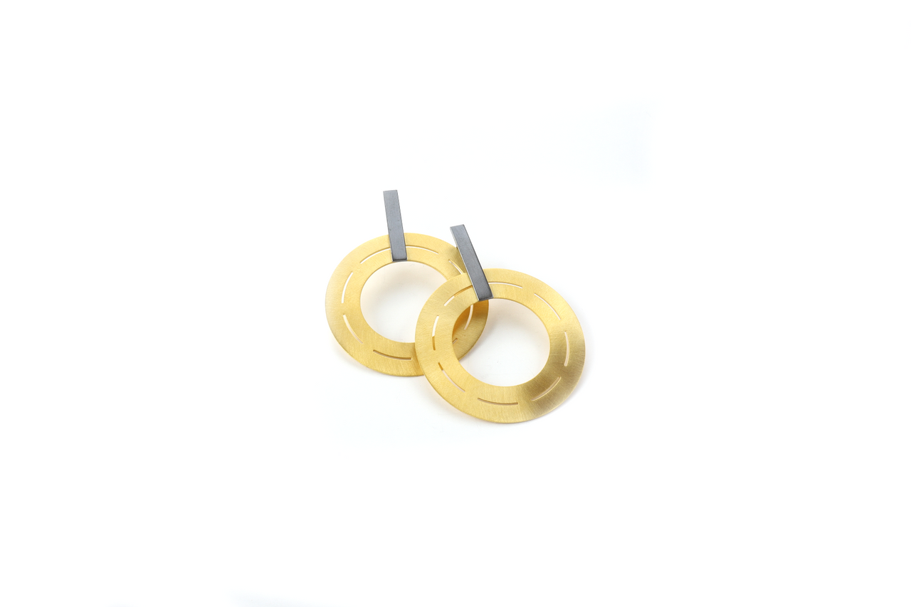 Maria Rzewuska Ohrhänger Silber vergoldet 36mm – Ohrschmuck Ohrhänger in gelbgold und aus 925 Silber und vergoldet. – Ansicht 3