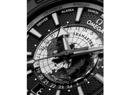 Omega Seamaster Planet Ocean 600M Automatik Edelstahl Schwarz-DLC 45,5mm schwarzes Zifferblatt schwarzes Kautschukband – Herrenuhren Uhr mit Datum aus DLC beschichtet, Edelstahl, Kautschuk und Keramik. Das Gehäuse ist rund und schwarz. Das Kautschuk / Kunststoff / Silikon Armband ist schwarz. Das Zifferblatt ist ein Index in schwarz. – Ansicht 4