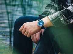Mühle Glashütte Sportivo Compass Datum Automatik Edelstahl 42,5mm blaues Zifferblatt blaues Leder-Kautschukband – Herrenuhren Uhr mit Datum aus Edelstahl, Kautschuk, Keramik und Leder. Das Gehäuse ist rund und silber. Das Kautschuk / Kunststoff / Silikon Armband ist blau. Das Zifferblatt ist arabisch Index und blau. – Ansicht 5