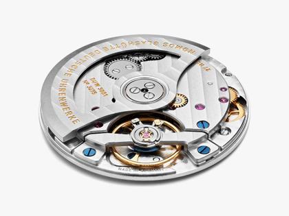 Nomos Glashütte Tangente 39 neomatik Blaugold Automatik Edelstahl 39mm blaues Zifferblatt schwarzes Lederband Glasboden – Herrenuhren Uhr ohne Datum aus Edelstahl. Das Gehäuse ist rund und silber. Das Lederarmband ist schwarz. Das Zifferblatt ist arabisch Index und blau. – Ansicht 4