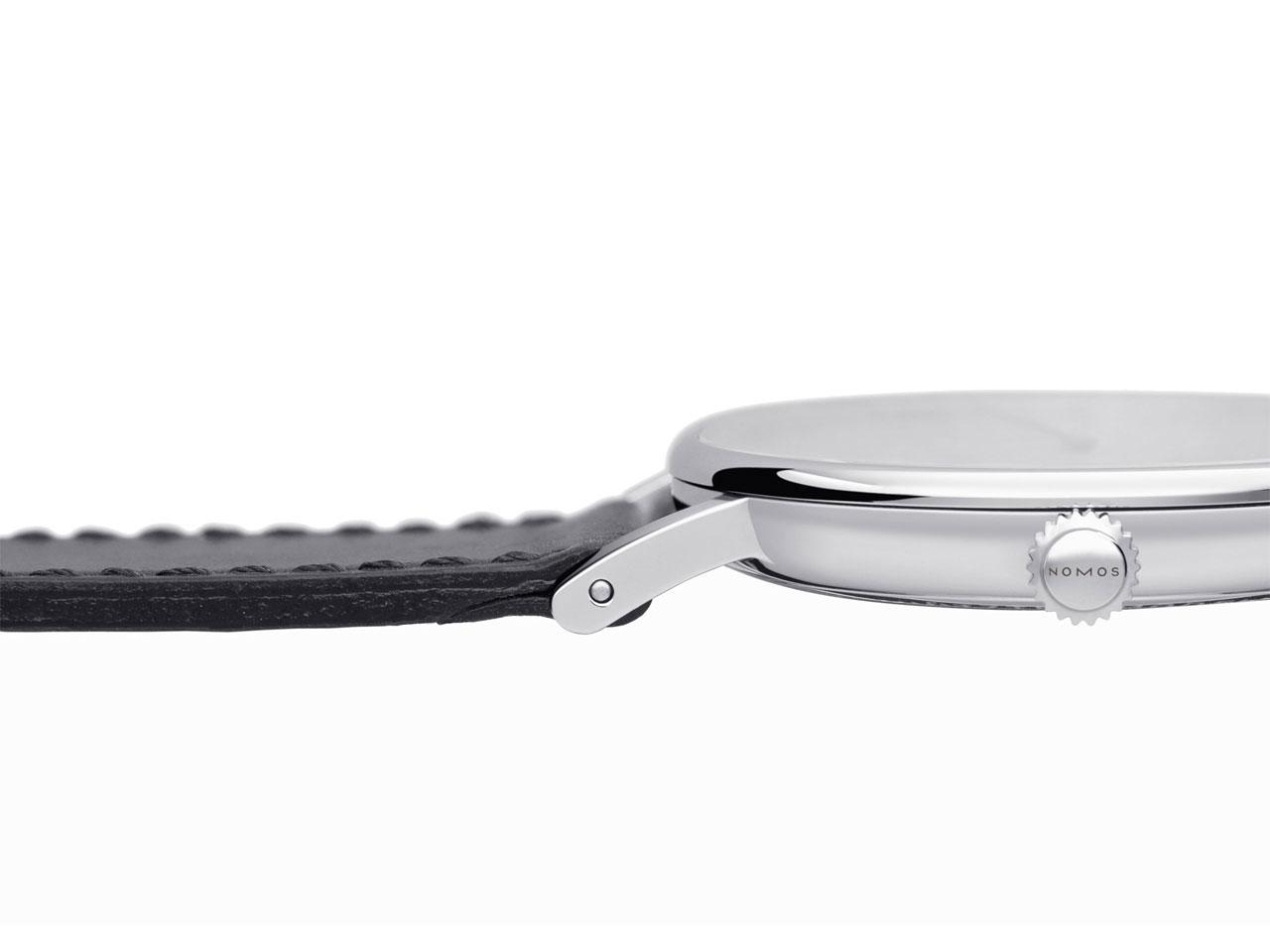 Nomos Glashütte Ludwig 38 Handaufzug Edelstahl weißes Zifferblatt schwarzes Lederband Stahlboden – Herrenuhren Uhr ohne Datum aus Edelstahl. Das Gehäuse ist rund und silber. Das Lederarmband ist braun. Das Zifferblatt ist römisch Index und weiß. – Ansicht 4