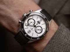 Glashütte Original SeaQ Chronograph Silver Screen Automatik Edelstahl 43mm silberfarbenes Zifferblatt schwarzes Kautschukband – Herrenuhren Chronograph aus Edelstahl und Keramik. Das Gehäuse ist rund und silber. Das Kautschuk / Kunststoff / Silikon Armband ist schwarz. Das Zifferblatt ist arabisch Index und weiß. – Ansicht 3