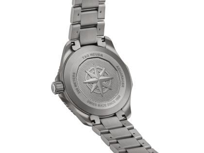 TAG Heuer Aquaracer Professional 200 Solargraph Titan 40mm blaues Zifferblatt Metallband – Herrenuhren Uhr mit Datum aus Titan. Das Gehäuse ist rund und grau. Das Titanarmband ist grau. Das Zifferblatt ist ein Index in blau. – Ansicht 2