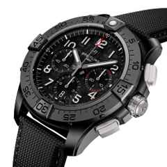 Breitling Avenger B01 Chronograph 44 Night Mission Automatik Keramik schwarzes Carbon-Zifferblatt schwarzes Lederband – Herrenuhren Chronograph aus Carbon, Keramik, Leder und Titan. Das Gehäuse ist rund und schwarz. Das Lederarmband ist schwarz. Das Zifferblatt ist ein Index in schwarz. – Ansicht 2