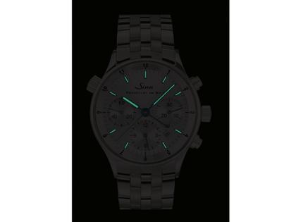Sinn Spezialuhren 6000 Frankfurter Finanzplatzuhr Automatik Edelstahl 38,5mm silberfarbenes Zifferblatt Metallband limitiert – Herrenuhren Chronograph aus Edelstahl. Das Gehäuse ist rund und silber. Das Edelstahlarmband ist silber. Das Zifferblatt ist ein Index in silber. – Ansicht 4