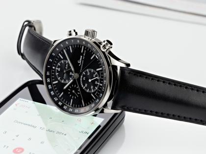 Sinn Spezialuhren 6052 Frankfurter Finanzplatzuhr Automatik Edelstahl 41,5mm schwarzes Zifferblatt schwarzes Lederband – Herrenuhren Chronograph aus Edelstahl. Das Gehäuse ist rund und silber. Das Lederarmband ist schwarz. Das Zifferblatt ist arabisch und schwarz. – Ansicht 2