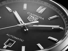 TAG Heuer Carrera Date Automatik Edelstahl 39mm schwarzes Zifferblatt Metallband – Herrenuhren Uhr mit Datum aus Edelstahl. Das Gehäuse ist rund und silber. Das Edelstahlarmband ist silber. Das Zifferblatt ist ein Index in schwarz. – Ansicht 2