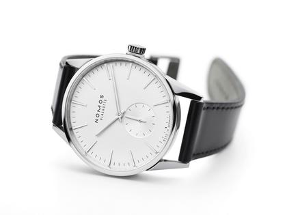 Nomos Glashütte Zürich Automatik Edelstahl 40mm weißes Zifferblatt schwarzes Lederband Stahlboden – Herrenuhren Uhr ohne Datum aus Edelstahl. Das Gehäuse ist rund und silber. Das Lederarmband ist schwarz. Das Zifferblatt ist ein Index in silber. – Ansicht 4