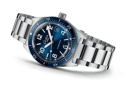 Glashütte Original SeaQ Automatik Edelstahl 40mm blaues Zifferblatt Metallband – Herrenuhren Uhr mit Datum aus Edelstahl und Keramik. Das Gehäuse ist rund und silber. Das Edelstahlarmband ist silber. Das Zifferblatt ist arabisch Index und blau. – Ansicht 5