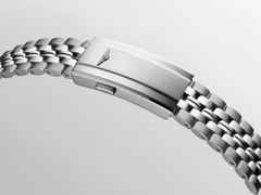 Longines Ultra Chron Classic Automatik Edelstahl 37mm silberfarbenes Zifferblatt Metallband – Herrenuhren Uhr mit Datum aus Edelstahl. Das Gehäuse ist rund und silber. Das Edelstahlarmband ist silber. Das Zifferblatt ist ein Index in silber. – Ansicht 5