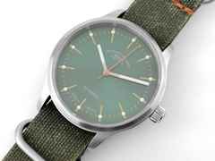 Mühle Glashütte Panova Automatik Edelstahl 40mm grünes Zifferblatt Textilband M1.40.76 NB II Full Set Occasion Neu – Herrenuhren Uhr ohne Datum aus Edelstahl. Das Gehäuse ist rund und silber. Das Textilarmband ist grün. Das Zifferblatt ist ein Index in grün. – Ansicht 3