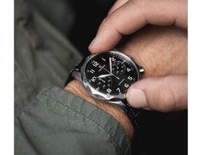 Junghans Meister Pilot Automatic Edelstahl 43mm schwarzes Zifferblatt braunes Lederband – Herrenuhren Chronograph aus Edelstahl. Das Gehäuse ist rund und silber. Das Lederarmband ist braun. Das Zifferblatt ist arabisch Index und schwarz. – Ansicht 5