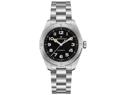 Herrenuhren Uhr ohne Datum aus Edelstahl. Das Gehäuse ist rund und silber. Das Edelstahlarmband ist silber. Das Zifferblatt ist arabisch und schwarz.