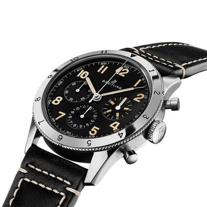 Breitling Avi Ref. 765 1953 Re-Edition Handaufzug Edelstahl 41mm schwarzes Zifferblatt schwarzes Lederbnad – Herrenuhren Chronograph aus Edelstahl. Das Gehäuse ist rund und silber. Das Lederarmband ist schwarz. Das Zifferblatt ist arabisch Index und schwarz. – Ansicht 2