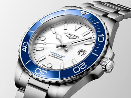 Longines HydroConquest Sylt Edition 2026 Automatik Edelstahl 42mm weißes Zifferblatt Metallband – Herrenuhren Uhr mit Datum aus Edelstahl und Keramik. Das Gehäuse ist rund und silber. Das Edelstahlarmband ist silber. Das Zifferblatt ist ein Index in weiß. – Ansicht 3