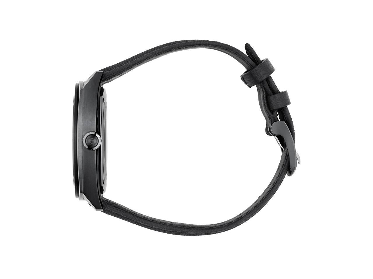 Gucci Interlocking Automatik Edelstahl PVD-Schwarz 41mm schwarzes Zifferblatt schwarzes Textilband YA142330 – Herrenuhren Uhr ohne Datum aus Edelstahl und PVD beschichtet. Das Gehäuse ist rund und schwarz. Das Textilarmband ist schwarz. Das Zifferblatt ist ein Index in schwarz. – Ansicht 3