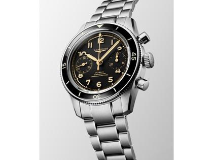 Longines Spirit Pilot Flyback Chronograph Handaufzug Edelstahl 39,5mm schwarzes Zifferblatt Metallband – Herrenuhren Chronograph aus Edelstahl. Das Gehäuse ist rund und silber. Das Edelstahlarmband ist silber. Das Zifferblatt ist arabisch und schwarz. – Ansicht 2