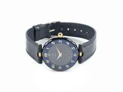 Juwelier Roller Safira Damenuhr Edelstahl Lederband blau Refurbished Occasion – Damenuhren Uhr mit Datum aus 750 Gelbgold, Edelstahl und Leder. Das Gehäuse ist rund und schwarz. Das Lederarmband Eidechse ist blau. Das Zifferblatt ist arabisch und schwarz.