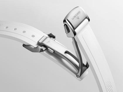 Longines Conquest Automatik Edelstahl 34mm weißes Perlmutt-Zifferblatt weißes Kautschukband – Damenuhren Uhr mit Datum aus Edelstahl und Kautschuk. Das Gehäuse ist rund und silber. Das Kautschuk / Kunststoff / Silikon Armband ist weiß. Das Zifferblatt ist ein Index in weiß. – Ansicht 6