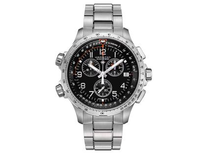 Hamilton Khaki Aviation X-Wind GMT Chrono Quartz Edelstahl 46mm schwarzes Zifferblatt Metallband – Herrenuhren Uhr Multifunktion aus Edelstahl. Das Gehäuse ist rund und silber. Das Edelstahlarmband ist silber. Das Zifferblatt ist ein Index in schwarz.
