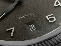 Oris ProPilot Date Automatik Edelstahl 41mm grünes Zifferblatt Metallband – Herrenuhren Uhr mit Datum aus Edelstahl. Das Gehäuse ist rund und silber. Das Edelstahlarmband ist silber. Das Zifferblatt ist arabisch und grün. – Ansicht 3