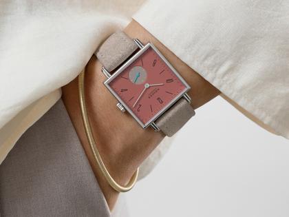 Nomos Glashütte Tetra Origins Terra Handaufzug Edelstahl 29,5mm rotes Zifferblatt graues Lederband Stahlboden – Damenuhren Uhr ohne Datum aus Edelstahl und Leder. Das Gehäuse ist quadratisch und silber. Das Lederarmband ist grau. Das Zifferblatt ist arabisch Index und rot. – Ansicht 10