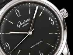 Glashütte Original Sixties Automatik Edelstahl 39mm schwarzes Zifferblatt schwarzes Lederband – Herrenuhren Uhr ohne Datum aus Edelstahl. Das Gehäuse ist rund und silber. Das Lederarmband Kroko / Alligator ist schwarz. Das Zifferblatt ist arabisch Index und schwarz. – Ansicht 3