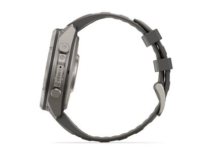 Garmin Fenix 9 Pro inReach Solar Titan 47mm digitales Display graues Silikonband – Herrenuhren Uhr Multifunktion aus Kautschuk und Titan. Das Gehäuse ist rund und grau. Das Kautschuk / Kunststoff / Silikon Armband ist grau. Das Zifferblatt ist digital und schwarz. – Ansicht 3