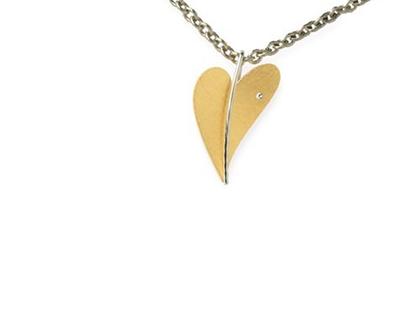 Ernstes Design Set 05 Edelstahl gelbvergoldet Herzanhänger Größe 1 klein Brillant – Anhänger Anhänger mit Besatz aus Edelstahl und und vergoldet.