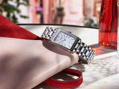Longines DolceVita  Medium Quarz Edelstahl 23x37mm weißes Zifferblatt Metallband – Damenuhren Uhr ohne Datum aus Edelstahl. Das Gehäuse ist rechteckig und silber. Das Lederarmband Kroko / Alligator ist silber. Das Zifferblatt ist ein Index in weiß. – Ansicht 2