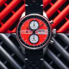 Union Glashütte Viro Chronograph Silvretta Classic 2023 Limited Edition rot-schwarzes Zifferblatt schwarzes Lederband – Herrenuhren Chronograph aus Edelstahl. Das Gehäuse ist rund und silber. Das Lederarmband ist schwarz. Das Zifferblatt ist ein Index in rot. – Ansicht 4
