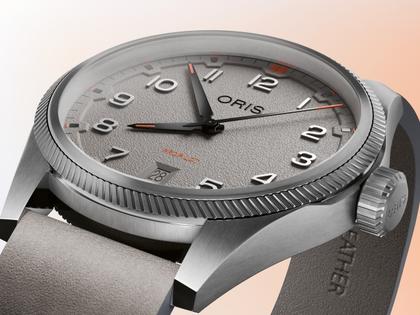 Oris ProPilot Date Automatik Edelstahl 41mm graues Zifferblatt graues Lederband – Herrenuhren Uhr mit Datum aus Edelstahl und Leder. Das Gehäuse ist rund und silber. Das Lederarmband ist grau. Das Zifferblatt ist arabisch und grau. – Ansicht 6