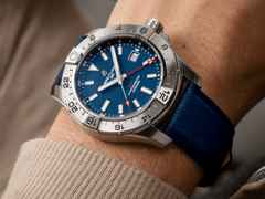 Breitling Avenger GMT 44 Automatik Edelstahl blaues Zifferblatt dunkelblaues Lederband – Herrenuhren Uhr mit Datum aus Edelstahl und Leder. Das Gehäuse ist rund und silber. Das Lederarmband ist blau. Das Zifferblatt ist ein Index in blau. – Ansicht 5