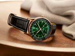 Breitling Navitimer Automatic GMT 41 Chronometer Rotgold grünes Zifferblatt schwarzes Lederband – Herrenuhren Uhr mit Datum aus 750 Rotgold. Das Gehäuse ist rund und rotgold. Das Lederarmband Kroko / Alligator ist schwarz. Das Zifferblatt ist ein Index in grün. – Ansicht 3