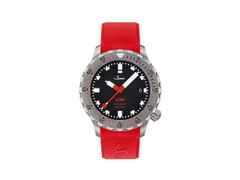 Sinn Spezialuhren U50 Taucheruhr Automatik U-Boot-Stahl 41mm schwarzes Zifferblatt rotes Silikonband – Herrenuhren Uhr mit Datum aus Edelstahl. Das Gehäuse ist rund und silber. Das Kautschuk / Kunststoff / Silikon Armband ist rot. Das Zifferblatt ist ein Index in schwarz.