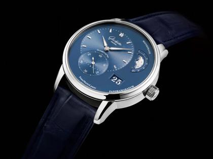 Glashütte Original PanoMaticLunar Automatik Edelstahl 40mm blaues Zifferblatt blaues Lederband – Herrenuhren Uhr mit Datum aus Edelstahl. Das Gehäuse ist rund und silber. Das Lederarmband Kroko / Alligator ist blau. Das Zifferblatt ist ein Index in blau. – Ansicht 4