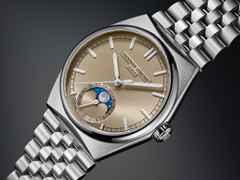 Frederique Constant Highlife Moonphase Date Manufacture Automatik Edelstahl 39mm beiges Zifferblatt Metallband und blaues Lederband – Herrenuhren Uhr mit Datum aus Edelstahl und Leder. Das Gehäuse ist rund und silber. Das Edelstahlarmband ist silber. Das Zifferblatt ist ein Index in beige. – Ansicht 7