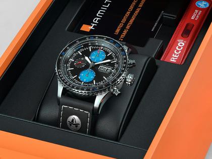 Hamilton Khaki Aviation Converter Air Zermatt Limited Edition Automatik Edelstahl 44mm schwarzes Zifferblatt schwarzes Lederband – Herrenuhren Chronograph aus Edelstahl und Leder. Das Gehäuse ist rund und grau. Das Lederarmband ist schwarz. Das Zifferblatt ist arabisch Index und schwarz. – Ansicht 6